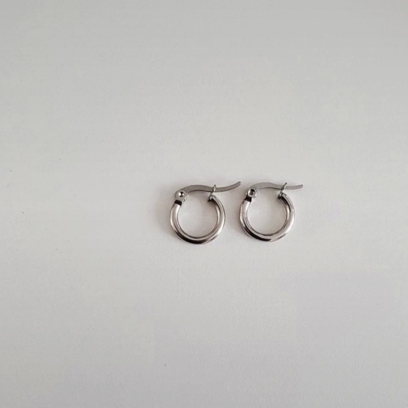 NWOT 10mm Silver Mini Hoop Earrings - Picture 4 of 9